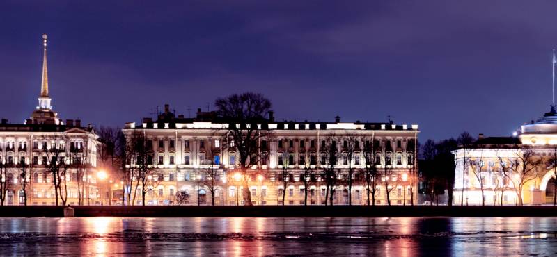 The banks of the Neva river in St. Petersburg at night